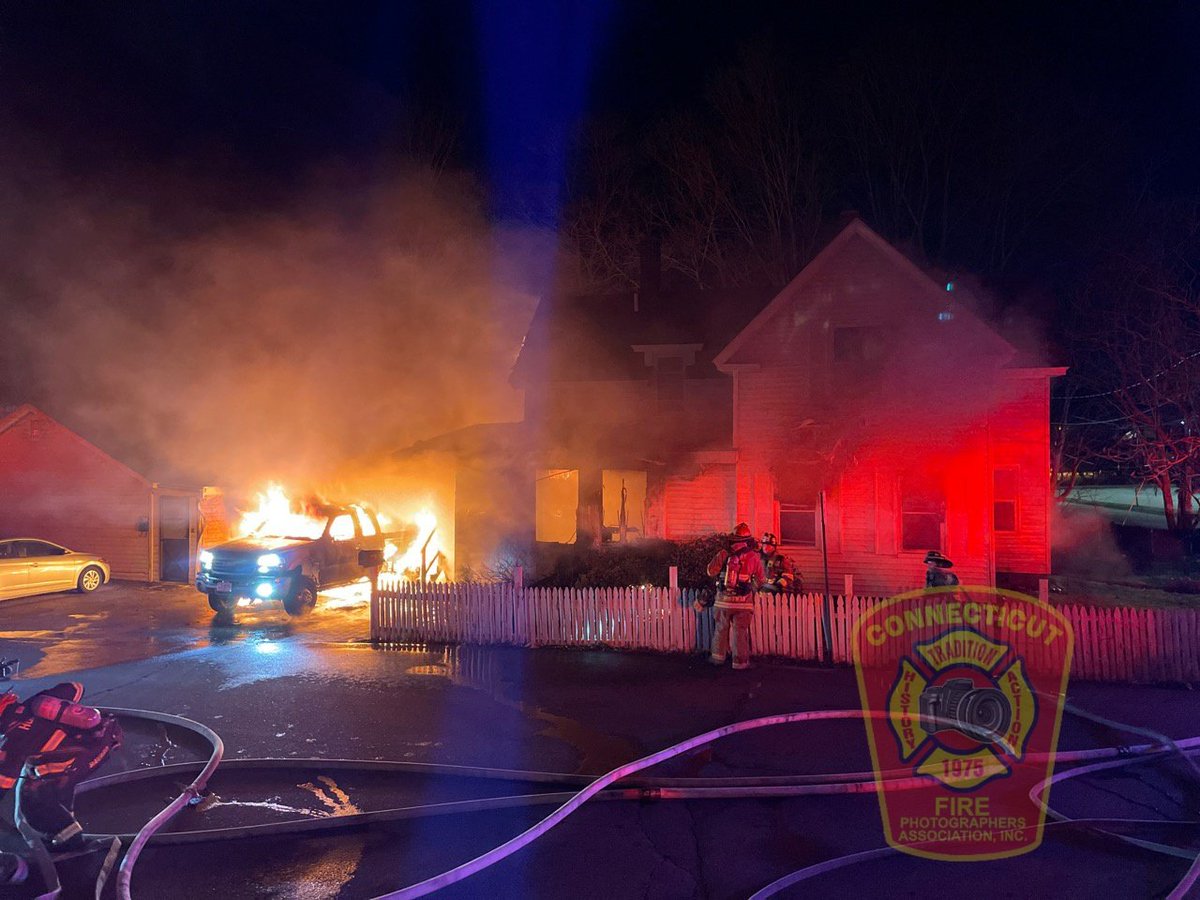 CFPA member David Bryce (@Brycz20) was on the scene of this auto fire with extension to a dwelling in Derry, NH
